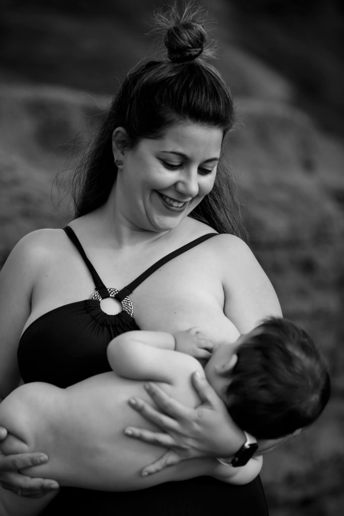 Semana mundial de la lactancia materna sesión de fotos en la playa Azkorri